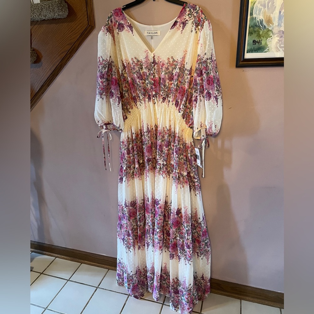 Gorgeous floral maxi dress by Taylor. New With Tags, absolutely beautiful!
